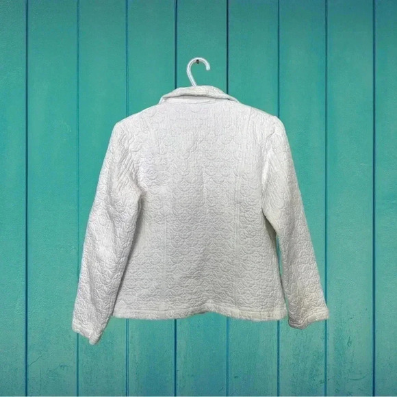 Seasons bright white, quilted jacket  w 2 pockets and snaps down the front - Picture 3 of 7